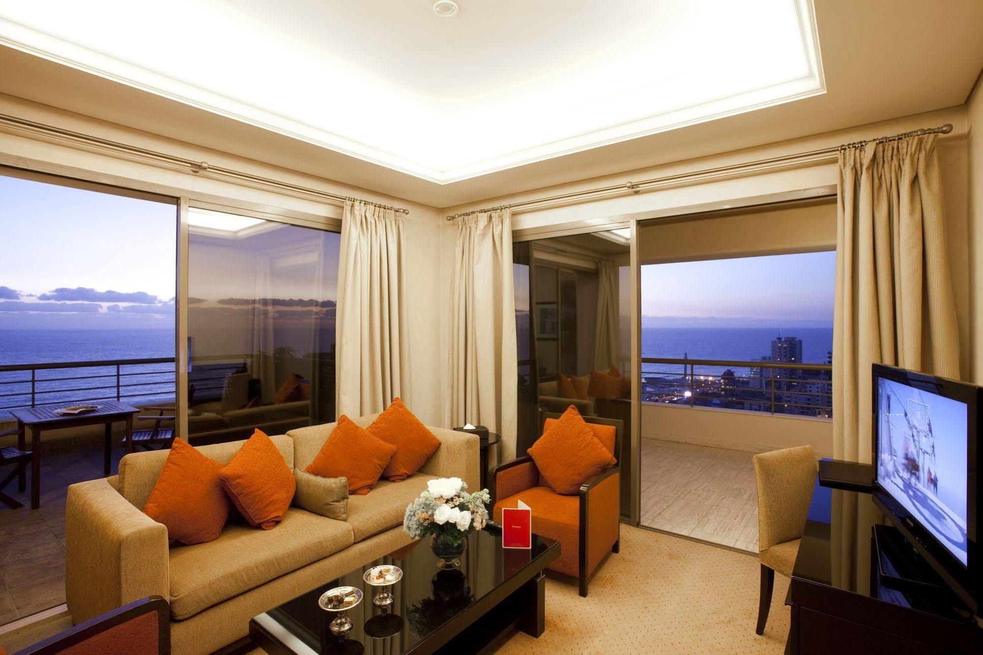 Отель Ramada Plaza By Wyndham Beirut Raouche Экстерьер фото