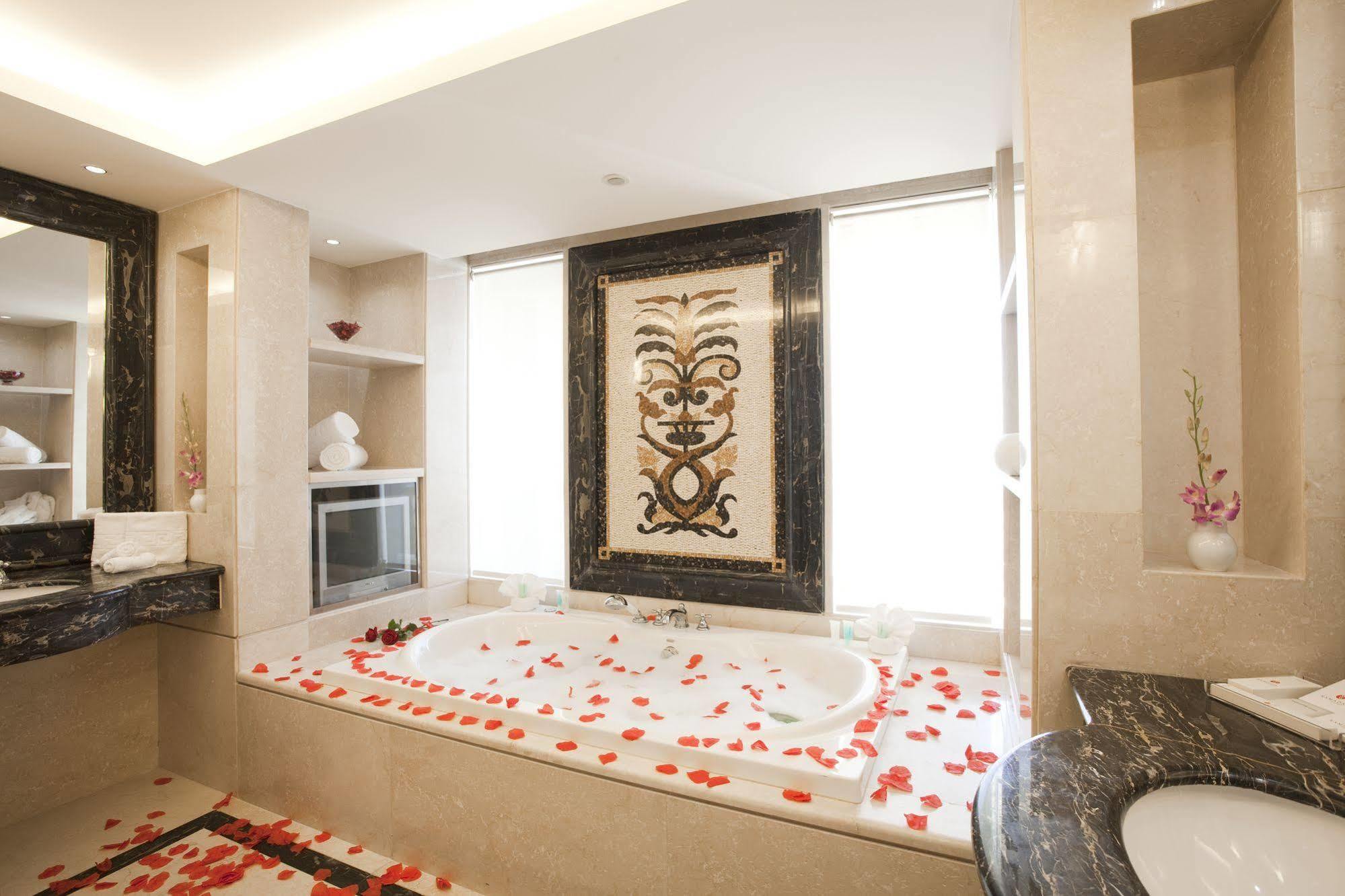Отель Ramada Plaza By Wyndham Beirut Raouche Экстерьер фото